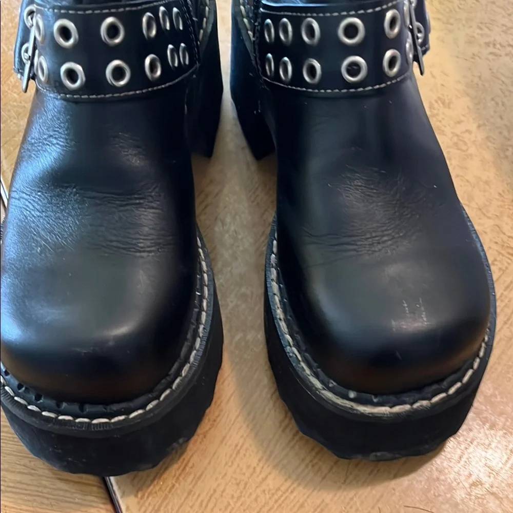 Very rare, discontinued John Fluevog Tank Girl Black Boots with Buckle Straps - Picture 4 of 10